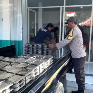 Bhabinkamtibmas Mertak Kawal Distribusi Makanan Bergizi Gratis, Pastikan Program Nasional Berjalan Tepat Sasaran.