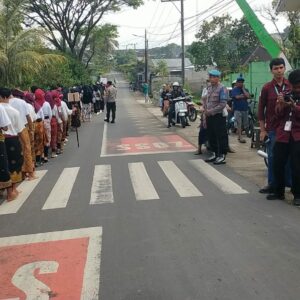 Polsek Pringgarata Amankan Karnaval Kemerdekaan HUT RI ke-80 SMK Qamarul Huda