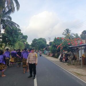 Pengamanan Nyongkolan di Mertak Tombok, Bhabinkamtibmas Jaga Kelancaran Lalu Lintas