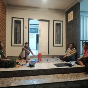 Polsek Pringgarata Tingkatkan Patroli Dialogis Cegah Aksi Kriminalitas Malam Hari.