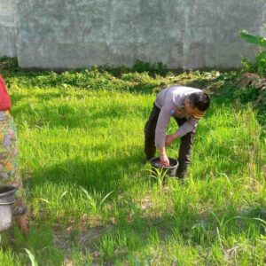 Bhabinkamtibmas Desa Jagaraga Ajak Warga Manfaatkan Lahan untuk Ketahanan Pangan