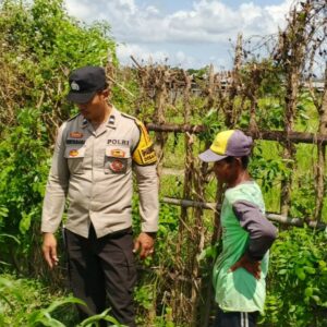 Bhabinkamtibmas Desa Labuapi Bantu Pasar Murah, Jaga Stabilitas Harga Pangan