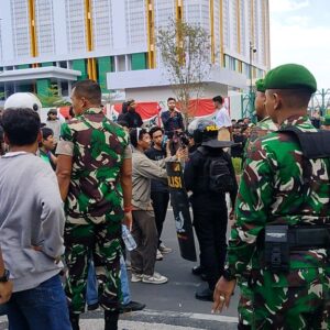 TNI dan Babinsa Kendalikan Massa Demo DPRD NTB