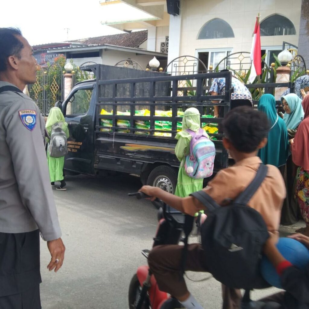 Polsek Batulayar Salurkan 2 Ton Beras Murah, Warga Antusias Sambut