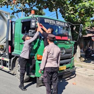 Polsek Pelabuhan Lembar Bagikan Puluhan Bendera Merah Putih ke Sopir Truk Sambut HUT RI ke-80