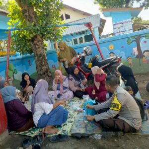 meningkatkan kesadaran masyarakat akan bahaya Tindak Pidana Perdagangan Orang (TPPO), Bhabinkamtibmas Kelurahan Bugis, melakukan sosialisasi