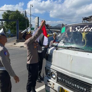 Kapolres Lombok Utara Gelar Bagikan Bendera Merah Putih di Jalan Raya