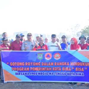 Polres Bima Kota Laksanakan Gotong Royong di Areal Pasar Amahami Dukung Program “KOTA BIMA BISA”