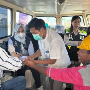 Satpolairud Lombok Barat Hadirkan Klinik & Perpustakaan Terapung di Lembar