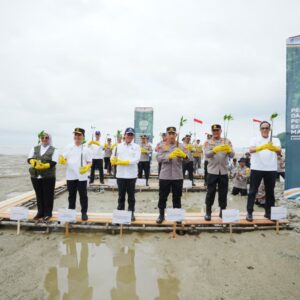 Tanam Mangrove di Kalbar, Kapolri: Jaga Lingkungan untuk Masa Depan Anak-Cucu Kita