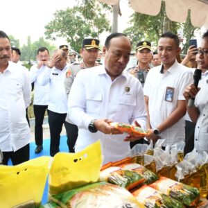 Polri Distribusikan 6 Ton Beras Menggelar Gerakan Pasar Murah di Madiun, Sinergi dengan Bulog Tekan Inflasi