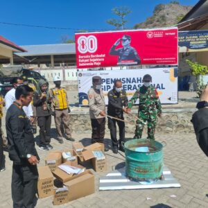 Polsek Poto Tano Kawal Pemusnahan Arsip Operasional Balai Karantina NTB