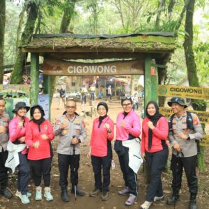 Ibu Kapolda Jabar Jadi Satu-Satunya Ketua Bhayangkari Tembus Puncak Gunung Ciremai