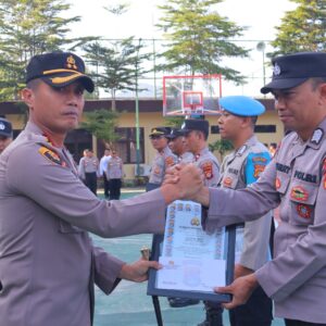 Kapolres Lombok Utara Berikan Penghargaan kepada 8 Personel Berprestasi