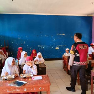Polsek Bayan Kawal Program Makan Bergizi Gratis di SDN 1 Anyar