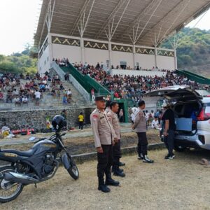 Polsek Taliwang Amankan Final Sepak Bola di Lapangan GOR Magaparang