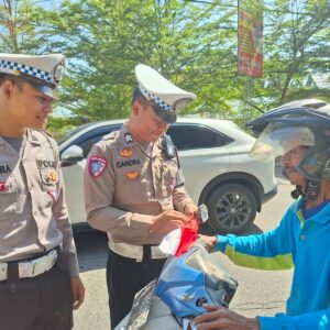 Sat Lantas Polres Bima Kota Bagikan dan Pasang Bendera Merah Putih pada Pengendara Sambut HUT RI ke-80