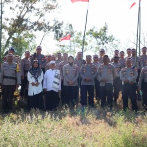Pengibaran Bendera Merah Putih di Gunung Galesa Tandai Semangat Kemerdekaan Ke-80