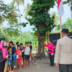Ketua Bhayangkari Cabang Lombok Utara Bagikan Bendera Merah Putih kepada Nelayan di Gangga