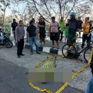 Polsek Asakota Evakuasi Pesepeda Meninggal Dunia di Jalan Lintas Ule