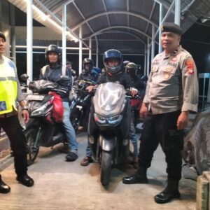 Personel Polsek KP3 Poto Tano Laksanakan Pemantauan Aktivitas Penyeberangan di Pelabuhan Poto Tano