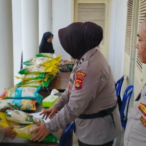 Polres Lombok Barat dan BULOG Gelar Gerakan Pangan Murah di Telagawaru
