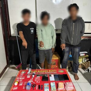 Tim opsnal  sat resnarkoba bersama tim opsnal polsek pekat bekuk Tiga Terduga Pengedar Sabu di Kecamatan PekatTim opsnal  sat resnarkoba bersama tim opsnal polsek pekat bekuk Tiga Terduga Pengedar Sabu di Kecamatan Pekat