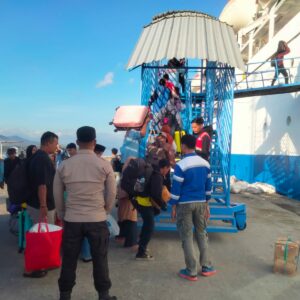 Polsek Kawasan Pelabuhan Laut Bima Laksanakan Pengamanan Kapal KM. BINAIYA di Pelabuhan Bima