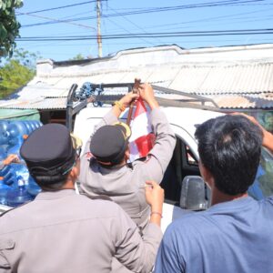 Polres Sumbawa Barat Bagikan Bendera Merah Putih kepada Masyarakat