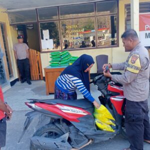 Polsek Hu’u Gelar Gerakan Pangan Murah dan Bagikan Bendera Merah Putih Sambut HUT RI ke-80