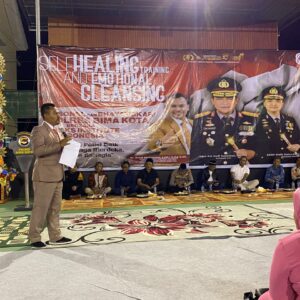 Ratusan Personel Polres Bima Kota Menangis di Malam 17-an, Ikuti Self Healing Training and Emotional Cleansing  Kota Bima, NTB (17 Agustus 2025) – Ada suasana berbeda di Polres Bima Kota pada momen malam peringatan Hari Ulang Tahun (HUT) ke-80 Kemerdekaan Republik Indonesia. Ratusan personel Polres Bima Kota bersama Bhayangkari larut dalam keharuan hingga meneteskan air mata saat mengikuti kegiatan Self Healing Training and Emotional Cleansing yang digelar di Lapangan Olahraga Tatag Trawang Tungga, Sabtu (16/8/2025) malam.  Kegiatan yang berlangsung sejak pukul 20.00 hingga 23.00 Wita tersebut dihadiri lebih dari 600 peserta, terdiri dari personel Polres Bima Kota, Bhayangkari, Pejabat Utama, serta tamu undangan penting, antara lain Wakil Wali Kota Bima, Ketua DPRD Kota Bima, Kepala Rutan, dan sejumlah pejabat daerah lainnya.  Kapolres Bima Kota AKBP Didik Putra Kuncoro, S.I.K., M.Si. dalam sambutannya menegaskan pentingnya memaknai kemerdekaan tidak hanya secara fisik, tetapi juga pada aspek mental dan spiritual.  “Kita sudah merdeka 80 tahun, tapi jika masih ada jiwa yang terkungkung, artinya secara personal belum merdeka. Mengelola hati butuh soft skills agar kita tidak hanya menjaga fisik, tetapi juga kesehatan mental yang bersumber dari kecerdasan hati,” ujar Kapolres.  Sebagai bentuk nyata, Kapolres menghadirkan motivator nasional sekaligus peraih rekor MURI, Dr. Ketut Abid Halimi, S.Pd.I., M.Pd., C.Ht., C.Ps., yang juga Direktur Pusat Training dan Motivasi Thanks Institute Indonesia. Dalam materinya, Dr. Ketut memperkenalkan metode senam otak, senam hati, dan hipnoterapi untuk membantu peserta membersihkan emosi negatif (Emotional Cleansing).  “Senam otak bertujuan meningkatkan suplai oksigen ke otak agar lebih fokus dan inovatif dalam bekerja. Sementara senam hati memberikan ketenangan dalam menghadapi masalah serta membentuk jiwa yang merdeka dan bahagia,” jelas Dr. Ketut.  Suasana menjadi penuh haru ketika sesi puncak Emotional Cleansing berlangsung. Banyak peserta, termasuk personel Polres, Bhayangkari, hingga pejabat yang hadir, tidak kuasa menahan air mata saat merasakan pelepasan beban emosional yang selama ini mereka pendam.  Wakil Wali Kota Bima, Feri Sofyan, yang mengikuti acara hingga selesai, mengaku sangat terkesan dengan kegiatan tersebut.  “Terima kasih Pak Kapolres, terima kasih Pak Motivator, ilmunya sangat bermanfaat untuk kami. Saya merasa lebih lega dan bahagia,” ungkapnya dengan penuh haru.  Kegiatan Self Healing Training and Emotional Cleansing ini menjadi yang pertama kali digelar di jajaran Polda NTB, sekaligus menandai cara baru Polres Bima Kota memperingati kemerdekaan dengan refleksi batin, pembebasan jiwa, dan penguatan mental personel agar lebih siap menghadapi tantangan tugas ke depan.