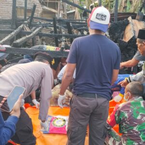 Polsek Wawo Evakuasi Korban Kebakaran Rumah di Desa Raba, Satu Orang Meninggal Dunia