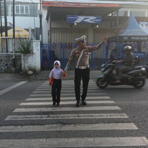 Satlantas Polres Bima Kota Laksanakan Rawan Pagi, Bantu Anak Sekolah dan Pengguna Jalan Menyeberang