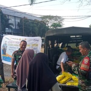 Babinsa Turida Dampingi Gerakan Pangan Murah, Warga Antusias Borong Beras SPHP