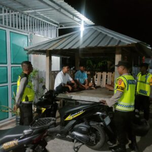 POLSEK SETELUK LAKSANAKAN PATROLI DIALOGIS HEBAT DI DUSUN SELAYAR, DUKUNG QUICK WINS PRESISI POLRI