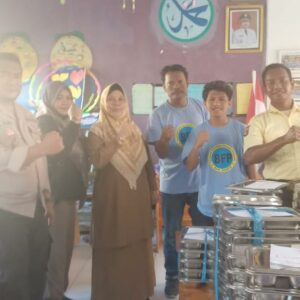 Bhabinkamtibmas Desa Baka Jaya Dampingi Program Makanan Bergizi di SDN 29 Woja