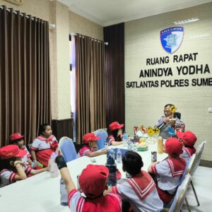 Siswa SD Tunas Daud Kunjungi Polres Sumbawa, Belajar Tertib Lalu Lintas dan Kenali Tugas Polisi