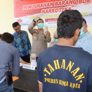 Polres Bima Kota Musnahkan Barang Bukti Narkotika Jenis Sabu 122,82 Gram Secara Terbuka
