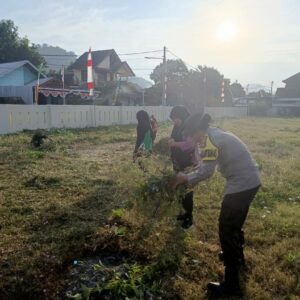Bhabinkamtibmas Kelurahan Bugis melaksanakan gotong royong memperkuat kebersamaan meningkatkan kepedulian sosial