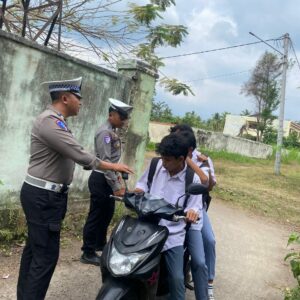 Disiplinkan Pelajar, Satlantas Lotara Laksanakan Razia di Simpang Tiga KPU
