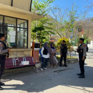 ‎ Sat Samapta Polres Bima Kota Gelar Patroli Dialogis di Pantai Lawata dan Pasar Amahami