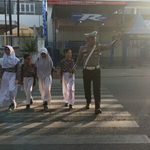 Sat Lantas Polres Bima Kota Laksanakan Rawan Pagi, Bantu Anak Sekolah dan Pejalan Kaki Menyeberang Jalan