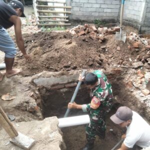 Babinsa dan Warga Gotong Royong Wujudkan Lingkungan Bersih