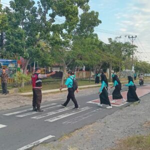 Polsek Khayangan Gelar Giat Rawan Pagi di Depan SMPN 1 Khayangan