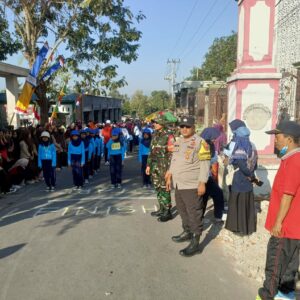Polsek Pringgarata Amankan Karnaval HUT RI ke-80.