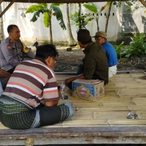 Jalin Sinergi dan Perkuat Kamtibmas, Bhabinkamtibmas Ajak Warga Desa Nyerot Aktif Jaga Keamanan