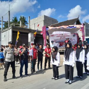 Bhabinkamtibmas Mekar Damai Amankan Jalur Gerak Jalan, Sukseskan Peringatan HUT RI ke-80