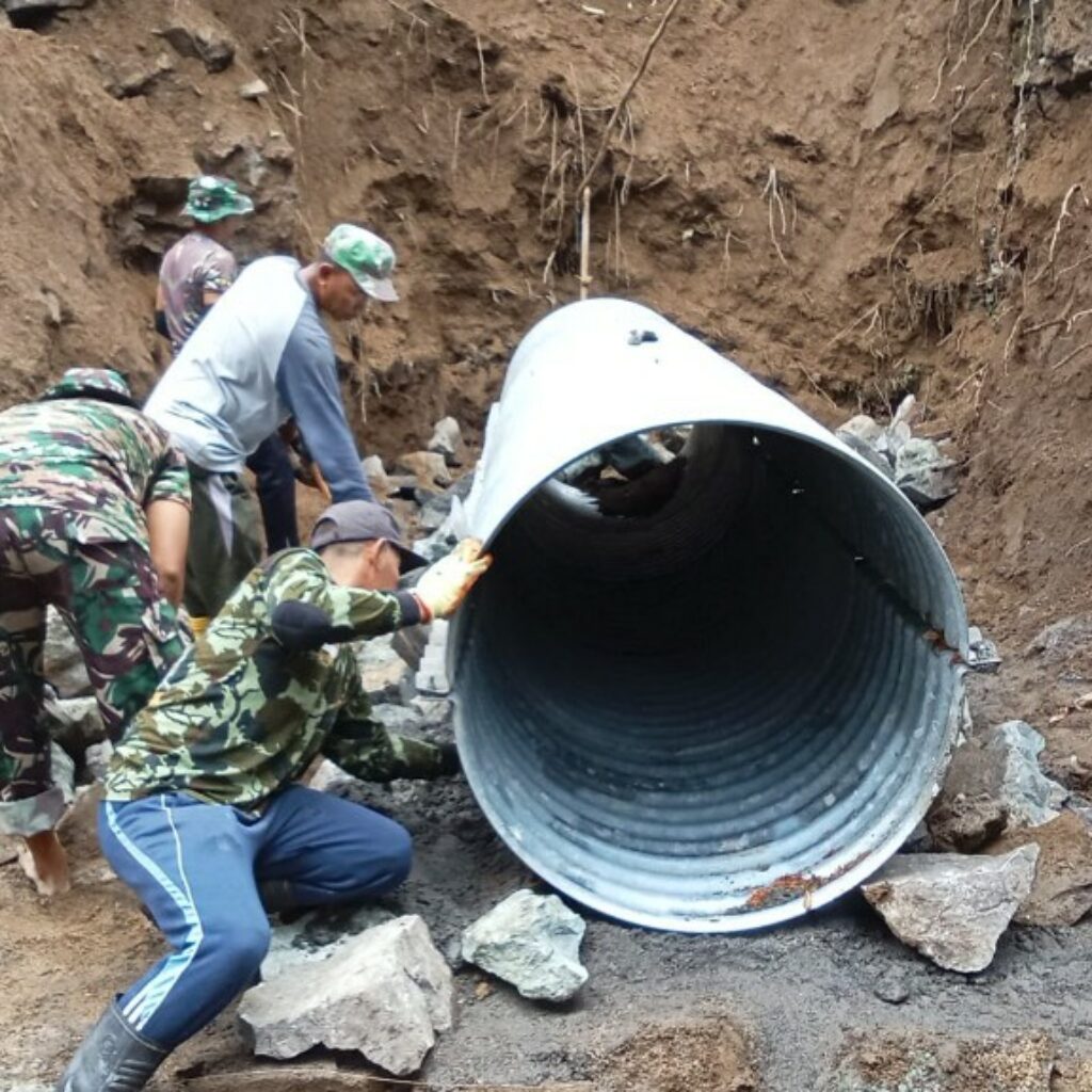 Plat Baja Dipasang, Akses Desa Giri Madia Lebih Mudah