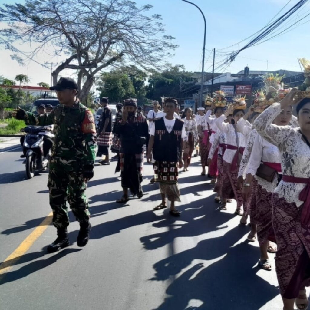 Harmoni Terwujud Saat Babinsa Dampingi Ibadah Piodalan