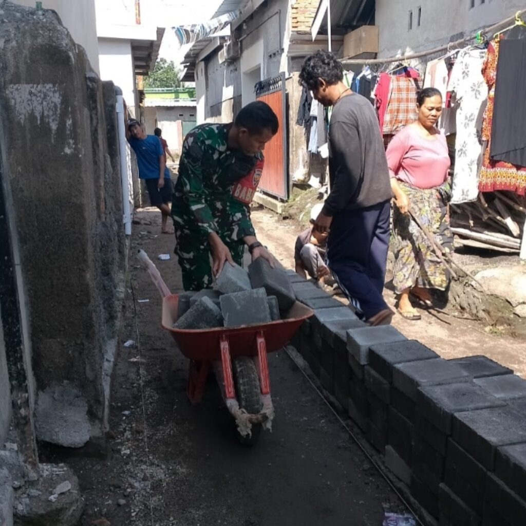 Babinsa Bersama Warga Rampungkan Pembangunan Jalan Paving Blok